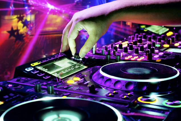Modern esküvői DJ pult fényekkel